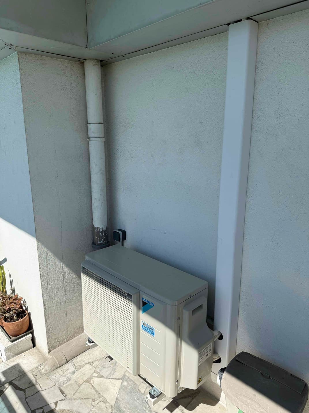 Groupe extérieur DAIKIN multi-split installé sur plots dans un angle de terrasse