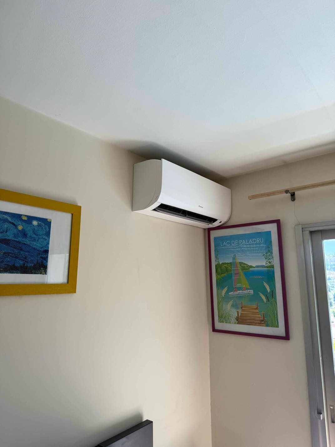 Unité intérieure murale DAIKIN installée dans une pièce de vie
