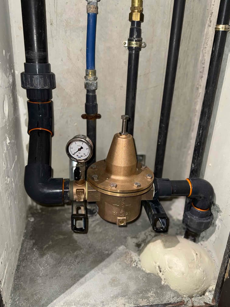 Détendeur de pression bronze neuf avec manomètre, posé sur la colonne de distribution