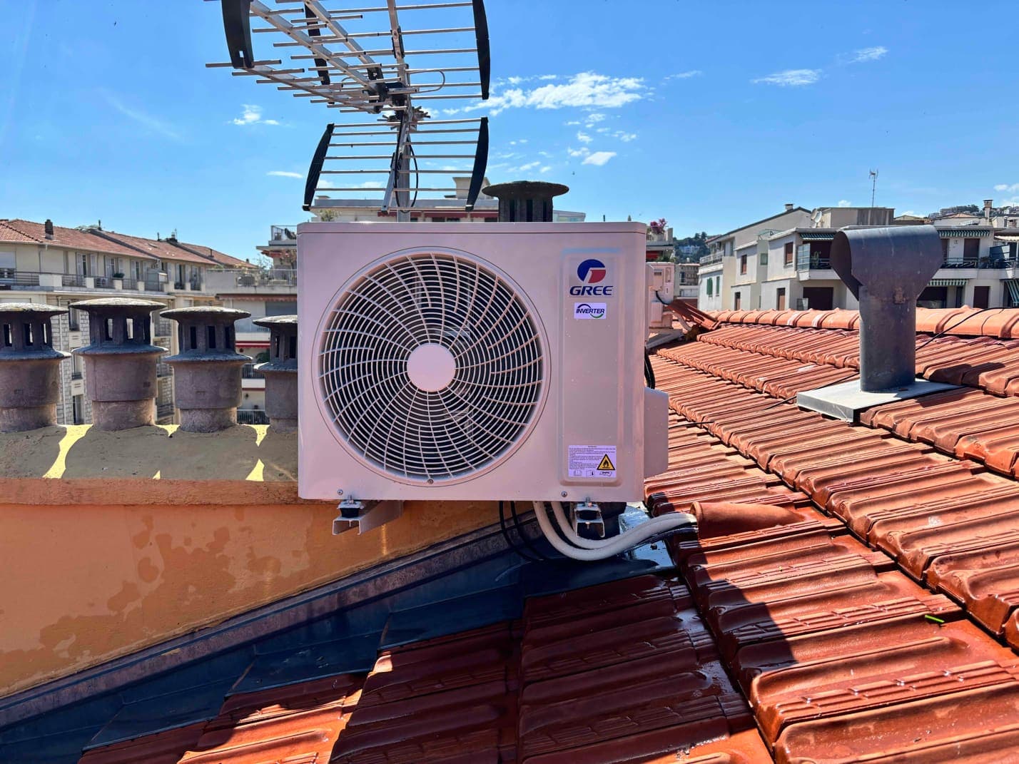 Groupe extérieur de climatisation posé en toiture à Nice