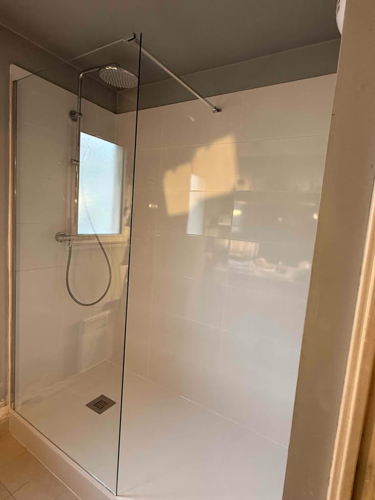 Salle de bains à Nice après rénovation, avec douche à l'italienne