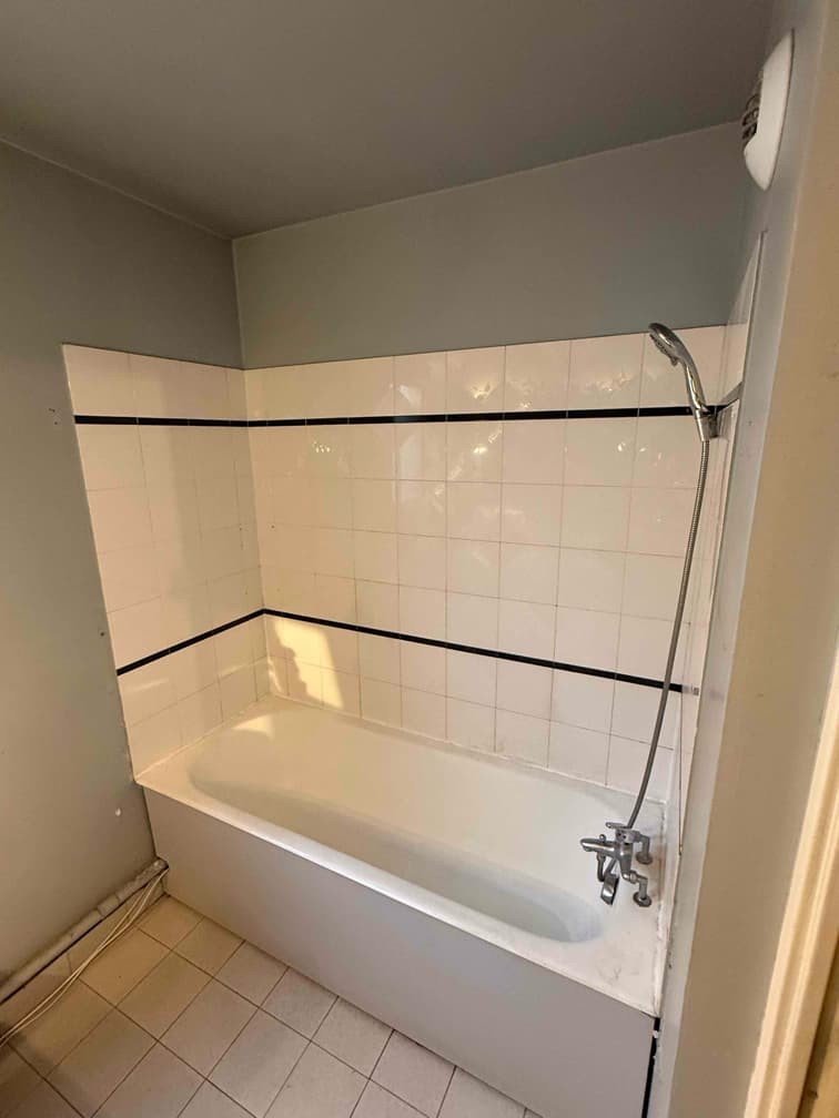 Salle de bains à Nice avant rénovation, avec baignoire